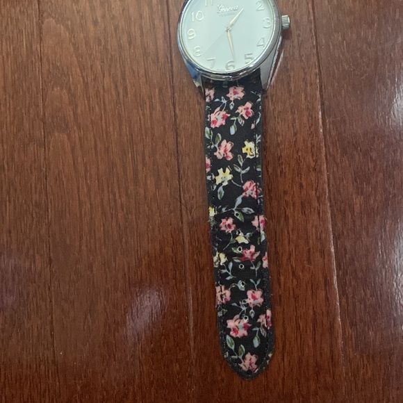 Geneva Platinum Women’s Floral Watch - Picture 5 of 14